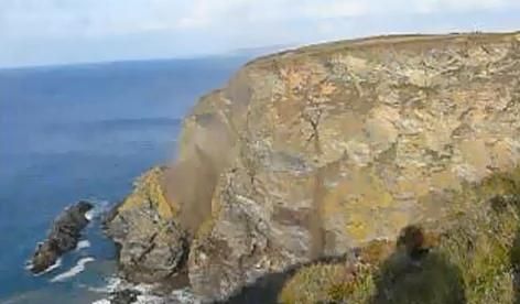 
	VIDEO. Peste un milion de oameni au fost curiosi sa vada asta! Uite cum se prabuseste in ocean o stanca enorma:
