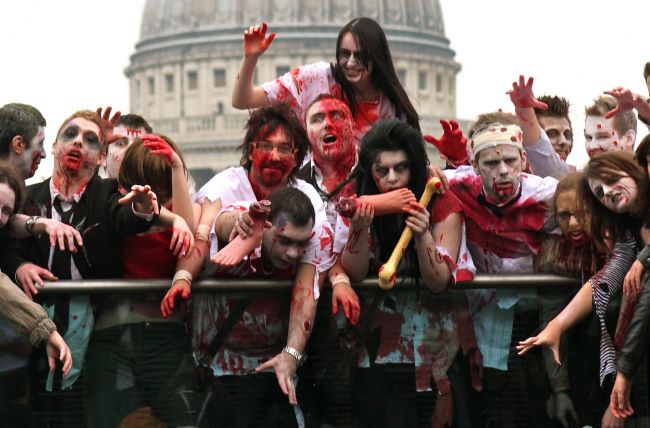 
	Mai multi zombie raniti pe platourile de filmare de la &#39;Resident Evil&#39;. Paramedicii au fost socati de ce au gasit :)
