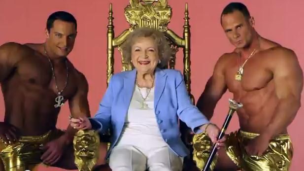 
	SUPER FUNNY.<span style="color:#f00;"> Betty White canta &quot;I&#39;m still hot&quot; </span>pe ritm de hip-hop! Vezi aici VIDEO:
