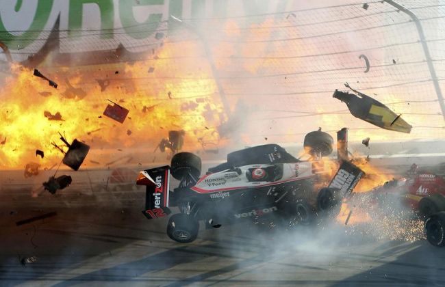 
	<span style="color:#b22222;">VIDEO. Accident teribil la Indycar!</span>&nbsp;Pilotul Dan Wheldon, 33 de ani, si-a pierdut viata
