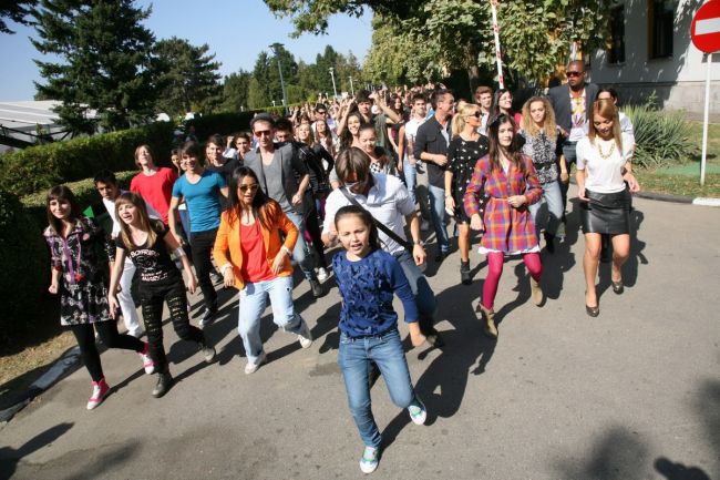 
	Tinerii din &ldquo;LaLa Band&rdquo; dau startul distractiei cu flashmob-ul din &ldquo;Pariu cu viata&rdquo; Vezi VIDEO 
