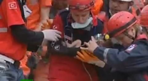 
	Miracol in Turcia. Bebelus de numai 2 saptamani, salvat din ruine la 47 de ore dupa cutremur. VIDEO
