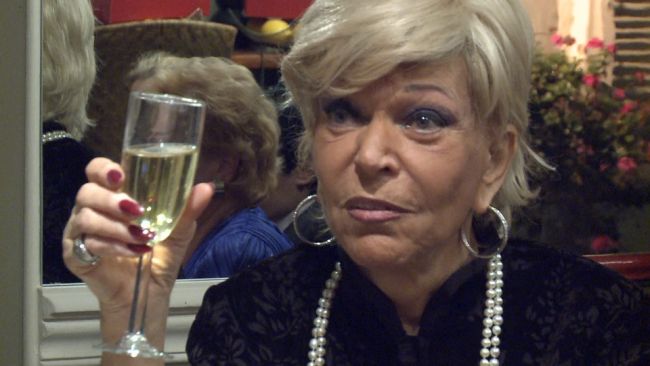 
	Cum a petrecut Christine Valmy de ziua ei la Paris: a purtat o rochie de 7 kg si a baut vin vechi de 85 de ani! VIDEO
