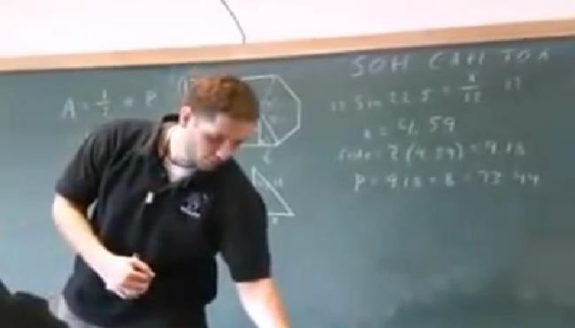 
	CEL MAI TARE PROFESOR! Uite cum isi da silinta sa le explice elevilor
