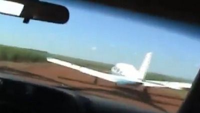 
	Cum a fost oprit un AVION care decola de o masina a politiei! VIDEO
