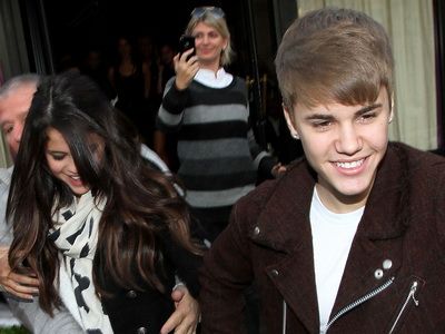 
	Selena si Justin Bieber se tin de trasnai! Uite cat de fistichiu s-au imbracat:
