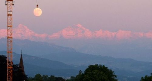 
	Un pic mai la dreapta, un pic la stanga... perfect! Luna pare tinuta de o macara, intr-o super iluzie optica
