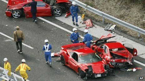 
	8 masini Ferrari, 3 Mercedes Benz si un Lamborghini, implicate in<span style="color:#f00;"> cel mai SCUMP accident din istorie! VIDEO</span>
