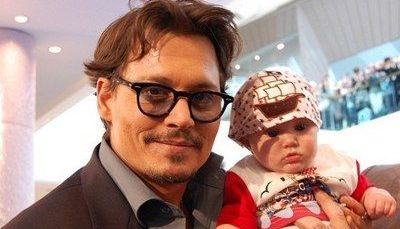 <span style="color:#f00;">EL ESTE mai CELEBRU copil din lume! </span>Cum a cunoscut 130 de VEDETE, printre care Johnny Depp, John Terry si Reese Witherspoon, in doar un an de existenta! FOTO