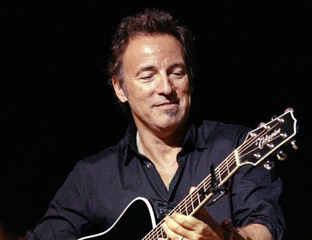 
	Bruce Springsteen isi lanseaza un nou album pe 5 martie.<span style="color:#b22222;"> Asculta cea mai noua melodie a sa:</span>
