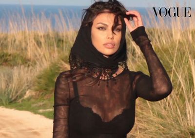 
	Madalina Ghenea are farmecul mediteranean al Sophiei Loren si privirea Angelinei Jolie. Cine a spus asta: FOTO
