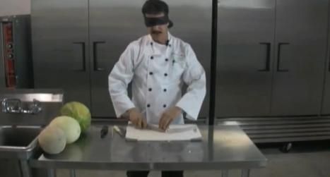 
	<span style="color:#f00;">VIDEO. Sa nu incerci asta acasa!</span> Talentul nebun al unui Chef: vezi cat de repede <span style="color:#f00;">taie ceapa legat la ochi</span>
