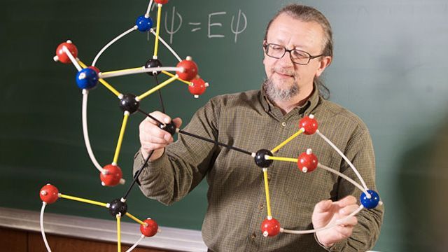 
	O fetita de 10 ani a inventat o molecula exploziva
