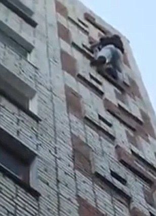 
	Spiderman este din Rusia! Uite-l ce cascadorii face pe blocuri
