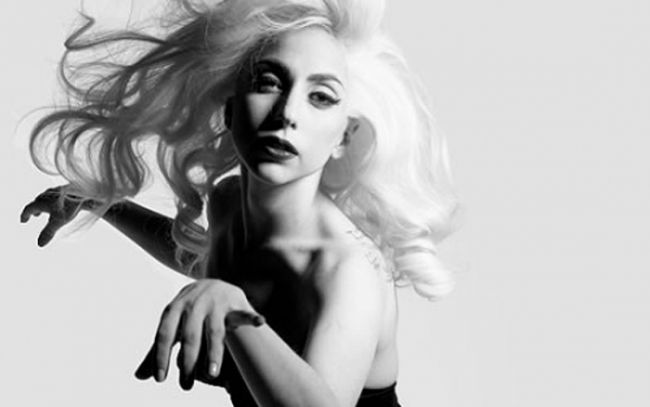 
	In plastic e fantastic! <span style="color:#f00;">Lady Gaga uita de haine </span>intr-o poza artistica pentru noul turneu
