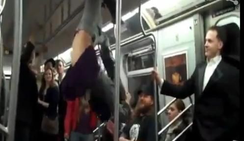 
	Ar putea sa agate ORICE BARBAT cu smecheria asta. Cum s-a dat in spectacol o tipa HOT la metrou: VIDEO
