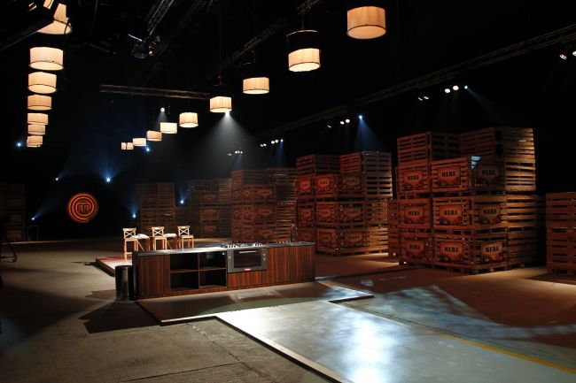 
	<span style="color:#f00;">Cifrele din culisele MasterChef,</span> cel mai tare cooking show al momentului. Platou de 2000 m&sup2;, decoruri de 12 metri inaltime
