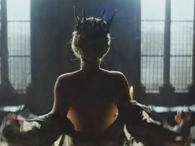 
	Charlize Theron, goala in noul film, intr-o cada cu lapte: VIDEO
