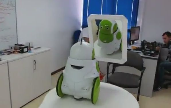 
	VIDEO EPIC: Un robot se vede pentru prima data in OGLINDA! Vezi reactia unica
