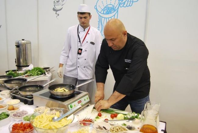 
	VIDEO. Chef Catalin Scarlatescu, <span style="color:#f00;">IN ACTIUNE!</span> Pentru ce vedete de top gateste si de ce <span style="color:#f00;">are emotii:</span>
