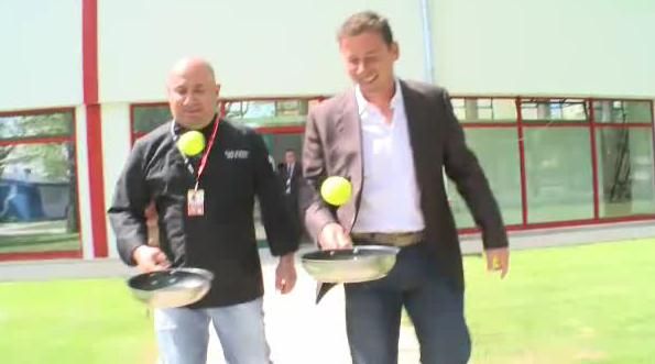 
	Chef Catalin joaca tenis cu Andrei Pavel. <span style="color:#f00;">Cu tigaia pe post de racheta:</span> SUPER VIDEO
