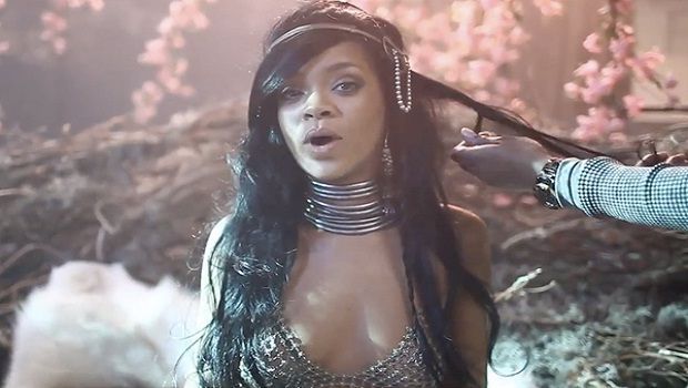 
	<span style="color:#f00;">Rihanna uimeste cu noul clip. </span>Vezi miscari care te incita si costume care dezvaluie aproape TOT. VIDEO
