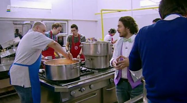 
	Seful echipei rosii de la Masterchef: <span style="color:#f00;">&quot;Un Chef trebuie sa poata injura 5 minute fara sa se repete!&quot;</span> VIDEO
