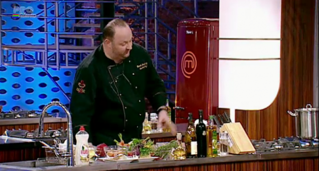 
	TREBUIE sa vezi ASTA! <span style="color: rgb(255,0,0)">Demonstratie de cooking</span> de la un bucatar cu diploma de Master Chef, Henrik Sebok: VIDEO
