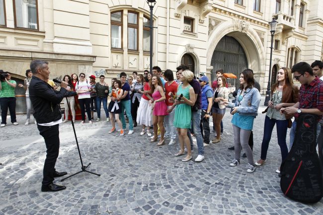 
	Patru cupluri din &quot;Pariu cu viata&quot; joaca in ultimul videoclip al trupei Holograf
