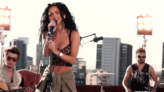 
	Inna canta si in romana! Vezi cum suna LIVE noua piesa &#39;Tu si eu&#39;! VIDEO
