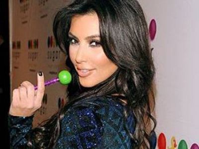 
	Pe ce &quot;bijuterie&quot; a pus mana Kim Kardashian. <span style="color: rgb(255, 0, 0);">Tu ai face vreodata ce a facut el? </span>Dovada SUPREMA de iubire
