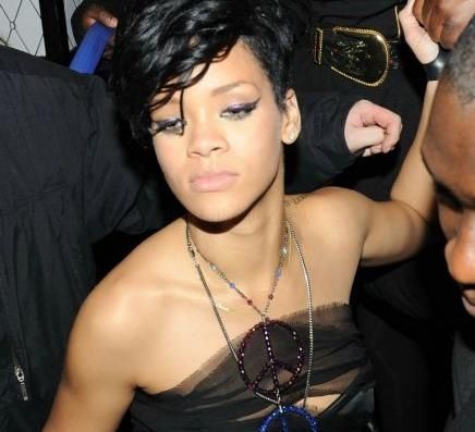 
	Rihanna, la betie. Cum si-a facut de ras o colega, pozand-o <span style="color: rgb(255, 0, 0);">intr-o ipostaza INDECENTA. Foto </span>
