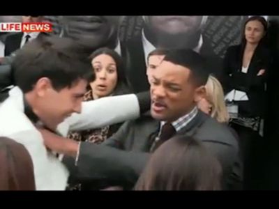 
	Will Smith a PALMUIT, pe covorul rosu,&nbsp;<span style="color:#f00;">un reporter&nbsp;care&nbsp;a incercat sa-l SARUTE.</span> VIDEO
