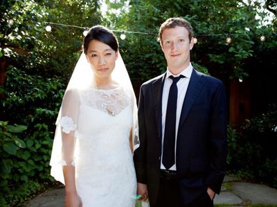 
	Mark Zuckerberg s-a casatorit cu iubita lui, Priscilla Chan. Afla cati oameni au dat LIKE :)
