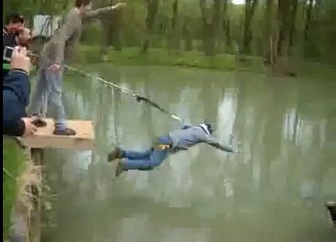 
	<span style="color: rgb(255, 0, 0);">Super FUNNY! A facut bungee jumping si s-a trezit direct in lac! </span>Uite ce farsa incredibila i-au facut prietenii unui barbat care urma sa se casatoreasca
