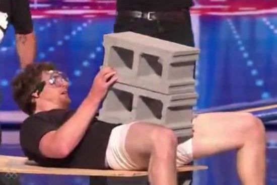 
	VIDEO: Crezi ca a reusit sa se ridice? Juriul de la America&#39;s got talent a amutit la faza asta:
