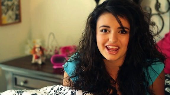 
	Toata lumea vorbeste din nou despre Rebecca Black, fata cu <span style="color:#f00;">cel mai detestat clip de pe Youtube.</span>&nbsp;N-o sa-ti vina sa crezi ce face ACUM
