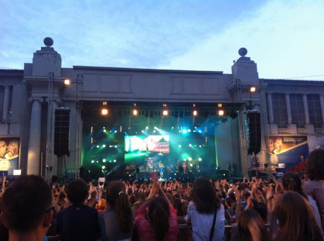 
	Isterie generala la <span style="color:#f00;">mega show-ul LaLa Band, </span>la Arenele Romane. Peste 5.000 de fani au raspuns &quot;prezent&quot;. FOTO si VIDEO
