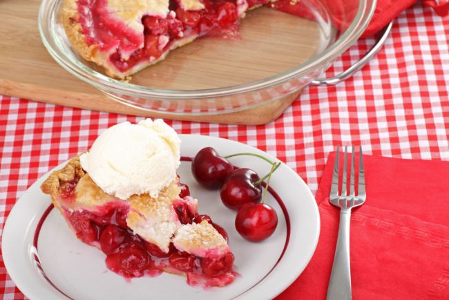 
	<span style="color:#f00;">Cherry Pie cu inghetata,</span> ideala pentru zilele calduroase de vara. Chef Sorin dezvaluie reteta perfecta
