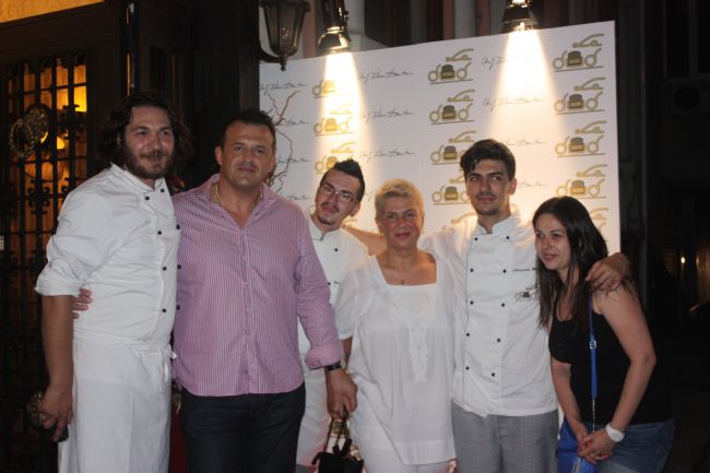 
	<span style="color:#f00;">Teo Trandafir, de mana cu sotul ei,</span> la inaugurarea restaurantului unde gateste Florin Dumitrescu de la MasterChef. Vezi FOTO
