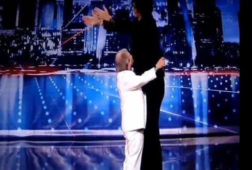 
	<span style="color:#f00;">Esenta TARE intr-o sticluta mica.</span> Un pensionar de nici 1.50 inaltime a facut ravagii la America&#39;s Got Talent
