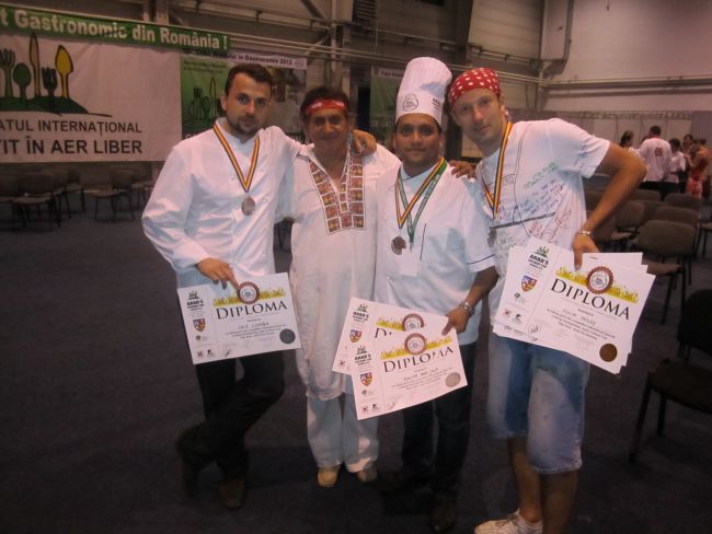 
	<span style="color: rgb(255, 0, 0);">Concurentii &quot;MasterChef&quot;, premiati</span> la Campionatul International de Gatit in Aer Liber. S-au intrecut cu participanti din 16 tari
