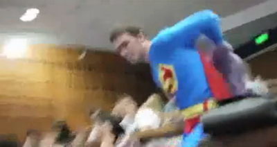 
	<span style="color: rgb(255, 0, 0);">SUPERVIDEO: Nu incercati asa ceva la BAC! </span>Cel mai dement student: se imbraca in Superman si vrea sa scape de examen! A comis-o GRAV la final! :)
