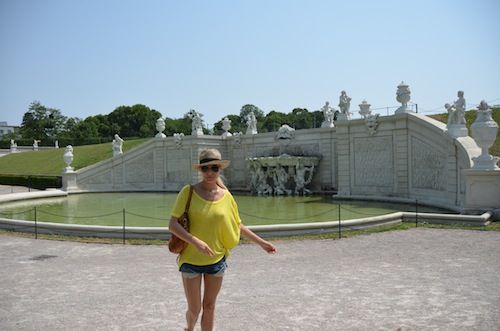 
	Laura Cosoi, in vizita la o ferma de fluturi din Viena
