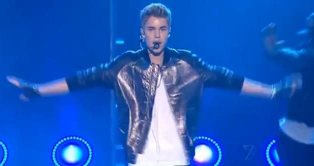 
	Justin Bieber, <span style="color:#f00;">pus intr-o situatie foarte delicata.</span> Ce i-a facut o admiratoare pe scena, in direct la TV: VIDEO
