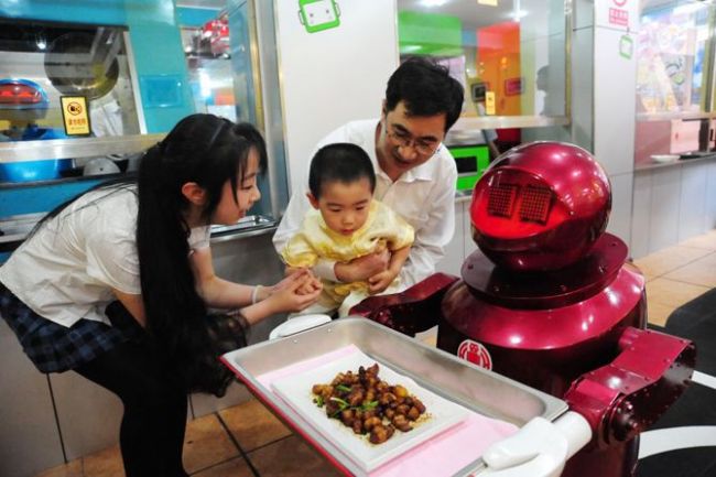 
	Chinezii au rezolvat problema bacsisului la restaurant. Uite ce chelner au gasit
