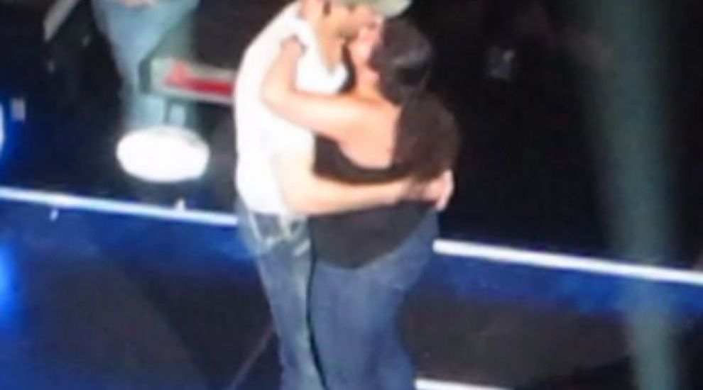 
	<span style="color:#f00;">S-A SARUTAT</span> cu o admiratoare pe scena si a lasat-o sa intre pe sub tricoul lui. <span style="color:#f00;">Scene SEXY la concertul Enrique Iglesias</span>
