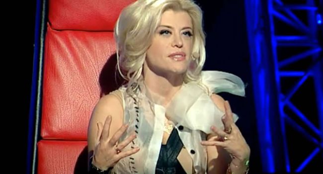 
	Loredana se pregateste pentru &quot;Vocea Romaniei&quot;. Uite cum se aranjeaza la cabina
