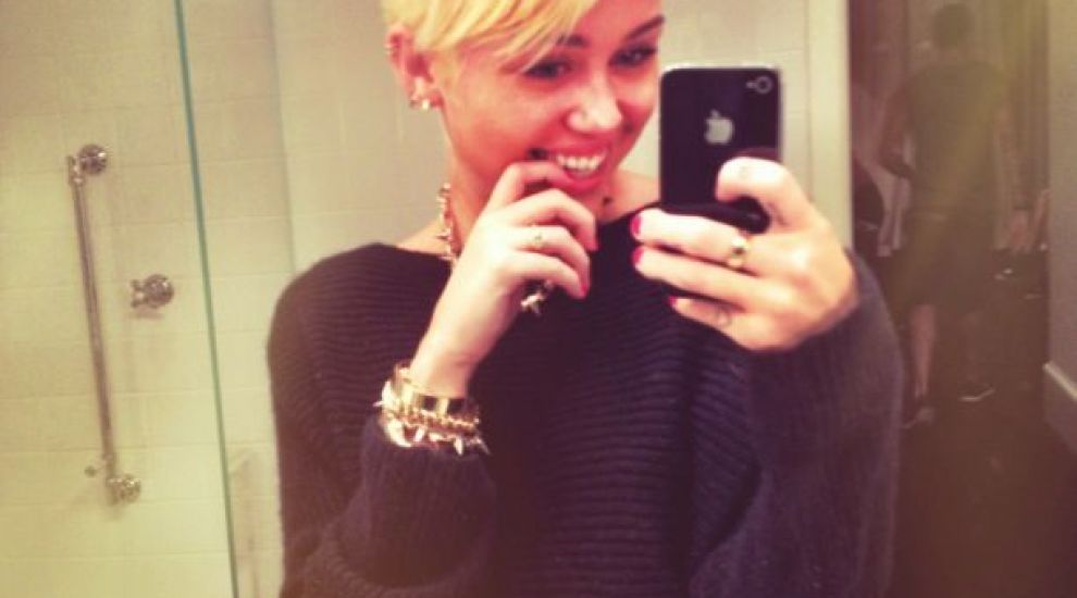 
	Foarte indraznet, foarte blond si foarte scurt. <span style="color:#f00;">Miley Cyrus si-a schimbat RADICAL look-ul.</span> FOTO
