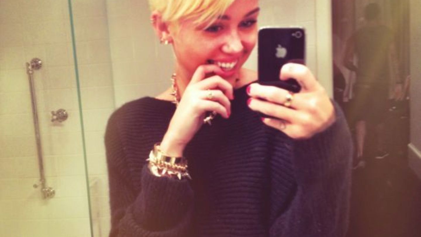 
	Foarte indraznet, foarte blond si foarte scurt. Miley Cyrus si-a schimbat RADICAL look-ul. FOTO
